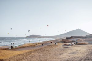 sport acquatici cadice - una spiaggia con kite surfers